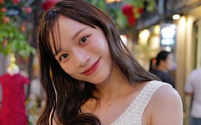 ｢最後の写真すごすぎ｣日本代表FW・上田綺世のモデル妻、初ハワイでの開放的な腹チラに“奇跡の1枚”ショットも