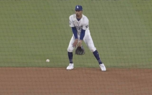 もうワケ分からん！ ド軍ベッツに爆速ゴロ…“まさかの光景”「エグすぎる」「すげえw」捕球直前に体勢がスゴいことになる「反射神経ハンパない」