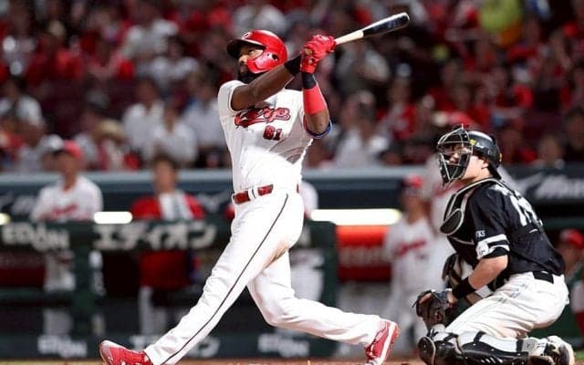 超特大にどよめき…確信歩きの助っ人が「神すぎる」　視線独り占めの一撃に「一生広島いてくれ」