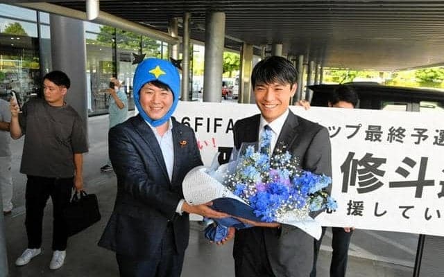 サッカー日本代表でドイツリーグの町野選手、故郷の伊賀市役所を訪問