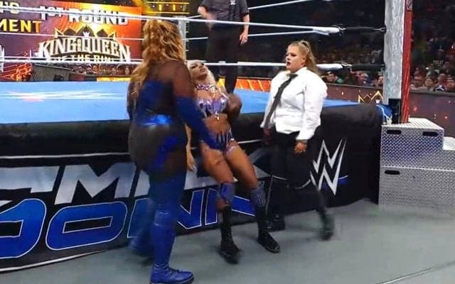 「普通に危ない」“怪物”女子が2対1で暴挙…解説者がまさかの巻き添え 相手を放送席に…ぶん投げる