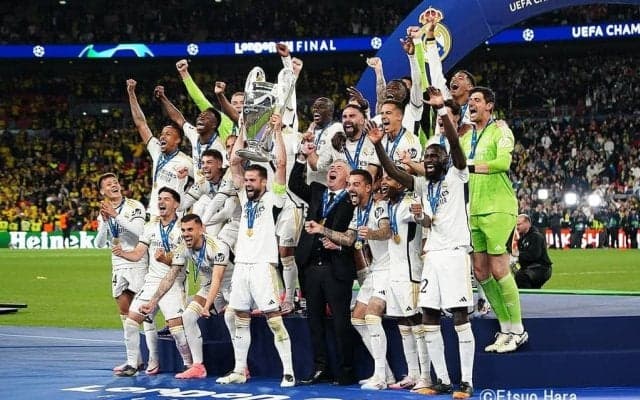 ｢ちょ待って、かっこよすぎじゃね？｣レアル・マドリードの“メタリック仕上げ”ダークネイビーなアウェイユニが人気沸騰！｢めっちゃセンス抜群｣｢とても美しい｣の声