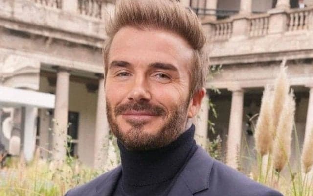 ｢あなたをとても愛しています｣ナイトの爵位授与のベッカムを元スパイス・ガールズ妻が祝福！超デレデレ顔のバックハグショットも