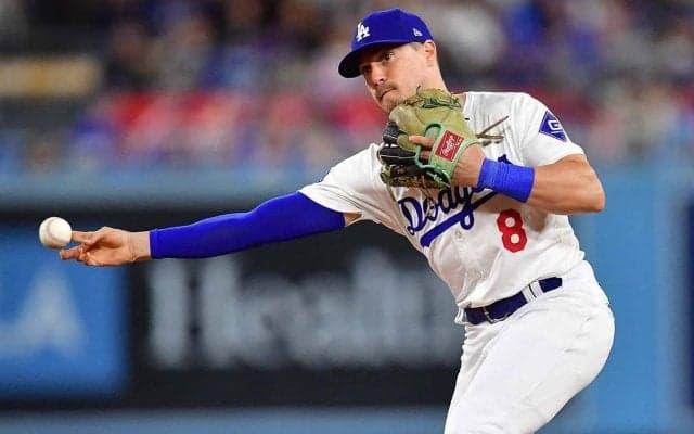 【MLB】ド軍始球式にサッカー界のレジェンド登場で大歓声「2人のスポーツ界のスター」　キケ相手のノーバウンド投球とユニ交換に熱視線