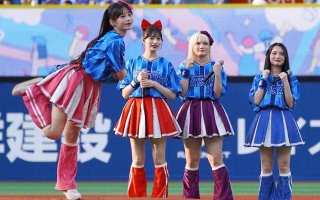 人気美女アイドルが独特リズムの1球　ピンクスカートの投球「足を上げてキャン」