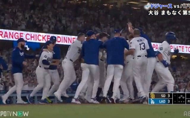 「なにしてんのw」ドジャース劇的サヨナラホームランで大歓喜→大谷翔平がテンションMAXでみせた“まさかの行動”にファンツッコミ「なんで由伸w」