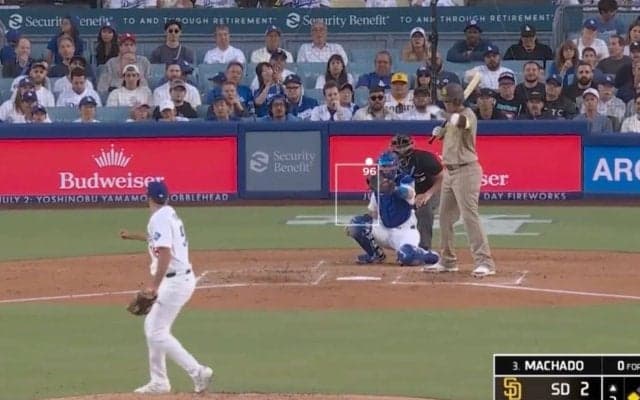 乱闘する気か！？ 暴れん坊マチャドの顔面付近に危険球…“まさかの光景”「怖すぎ」 想定外のリアクションが話題に「遺恨続くのか…」