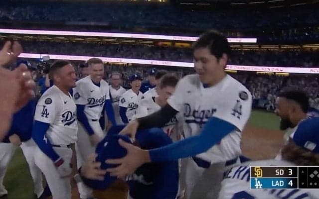 もうワケわからん！ 大谷翔平、大喜びして“まさかの行動”「どうして？w」「なんでそっち」山本由伸をメチャクチャにしてしまう… ファン爆笑