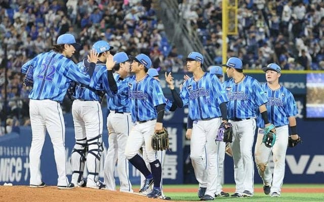 ベンチ外→試合後“最前列”登場「特権ですねw」　美女に興奮の23歳に爆笑「嬉しそう」