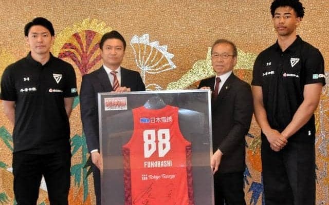 千葉ジェッツ、初の「無冠」に巻き返し誓う　船橋市役所を表敬訪問