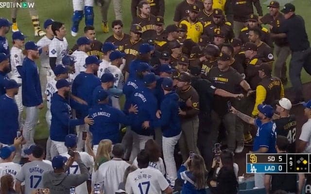 両軍もみくちゃ…死球発端で監督らが怒り爆発！「乱闘きた」「やばいぞ」ドジャース戦で起きた“大事件”の様子