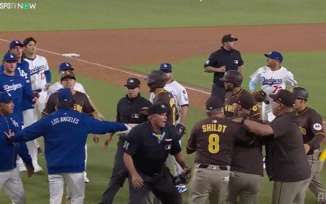 大谷翔平も早々に“参戦” 死球を巡って大乱闘寸前…「ヤバいな」「こりゃあかん」たまらず争いの輪に駆け寄る瞬間