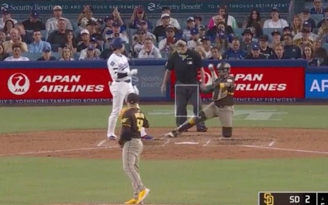 どこ見てんだよ！大谷翔平に“疑惑の判定”「ありえない」「酷すぎる」ボール球がストライクに… 思わず“ドン引き”リアクション