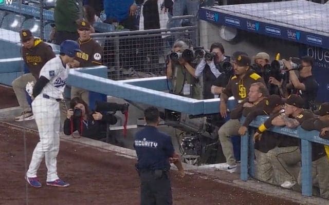 球場騒然！ 大谷翔平、死球直後に敵軍ベンチに向かう…“まさかの光景”「すげえな」予想外のリアクションが話題に「ただの聖人か」「人間性もMVP」