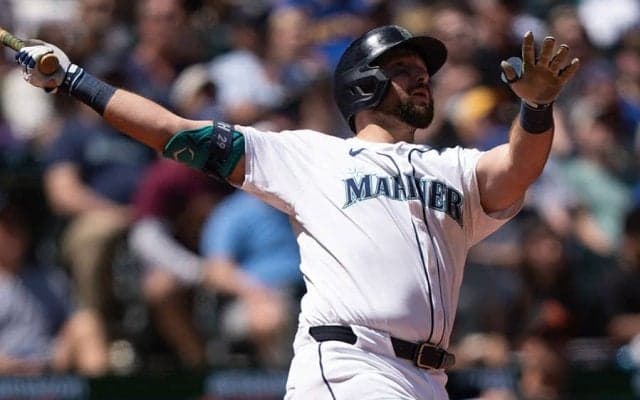 止まらぬローリー、MLBトップ独走28号＆29号　55年ぶり捕手記録更新…HR＆打点でリーグ2冠