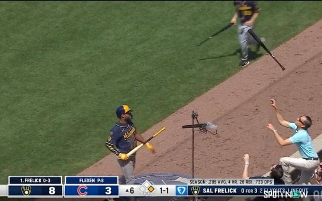 「やめるんだ！」カブス戦で珍事…打者のバットがネットに挟まる→よじ登って奪取した観客が一時退場 球場ブーイングも“再登場”に大歓声「英雄が戻ってきた」