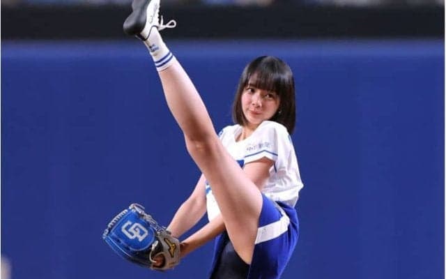 「どうやったらこんなに足上がるの？」バンテリンに降り立った美人プロ雀士による始球式に話題沸騰　「すごい身体能力」「めっちゃ、可愛い」