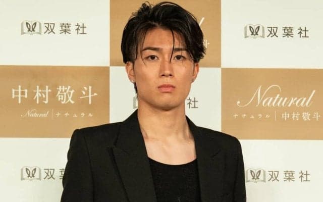 ｢俳優よりかっこいいのでは??｣中村敬斗の出版記念イベント出席“大人ショット”に反響｢スーツ姿の敬斗くん反則すぎる｣｢メロメロにしたんだろうな｣の声