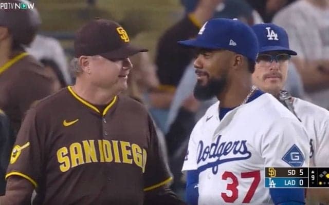 ウソでしょ…！？ 大乱闘中に激怒している監督に近づいて…“驚きの行動”が話題に「すげえなw」「プロ中のプロ」ド軍テオスカーに称賛の嵐