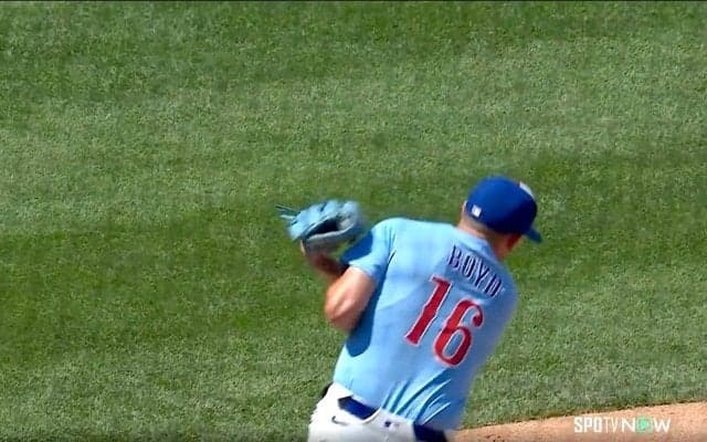 「衝撃のキャッチだ！」カブス左腕が168.5キロのピッチャー返しに“超人的反応” X騒然「とんでもない反射神経」「人間じゃない！」