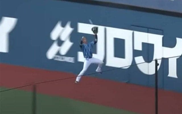 フェンス恐れぬ“爆走美技”　投手諦め→6秒後に歓喜…場内ボルテージ爆上がり「痺れた」