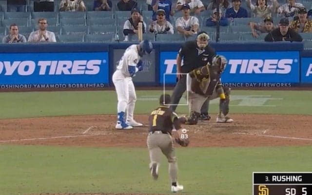 もうワケわからん！ 緊急登板の松井裕樹に“謎のハプニング”「ウソでしょw」「こんなことある？」予想外すぎる珍光景が話題に