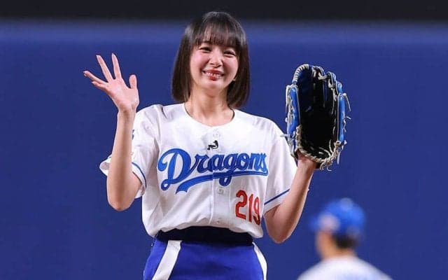 スカートお構いなし…“役満ボディー”美女が豪快足上げ　場内どよめき「さすがにすごい」