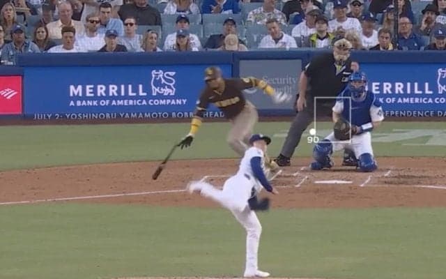 一体、何が起きた？ 山本由伸にピッチャーライナー直撃…“まさかの展開”「どうなってる？」スゴい体勢から“想定外のミラクルプレー”… ファン騒然
