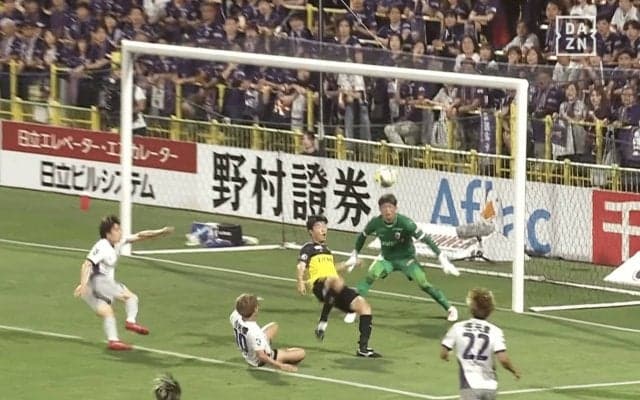 「なんだそれすごい！」柏FWの“アニメ級オーバーヘッド弾”にファン熱狂！「今季レイソルのベストゴール」伊東純也＆関根大輝も笑顔