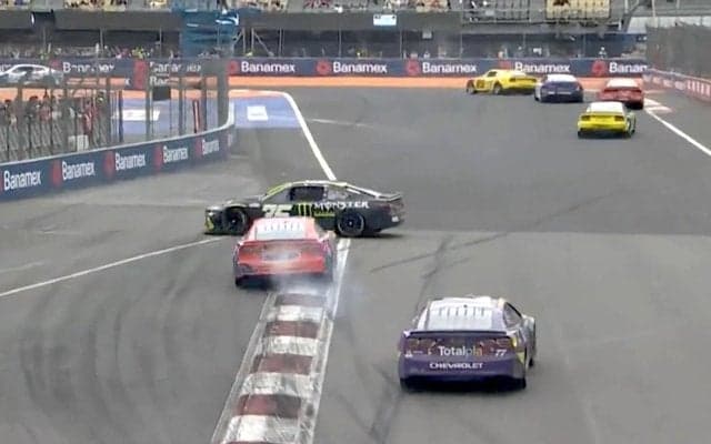 「あっぶねえ！」コース中央でカムリがドーナツターン！？ ギリギリ回避も解説者が注意喚起「逆走ですよ」