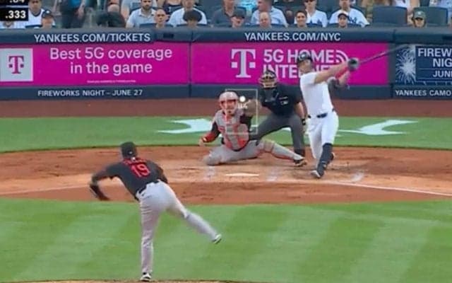 そこ投げるか…！？ 菅野智之に“打者ドン引き”「メンタル強すぎ」真ん中高めに“魔球”スイーパー→ヤ軍怪力男が“マン振り三振”