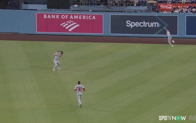 「中継カメラも騙されたw」ナショナルズ野手が“キョトン顔” 右へ左へウロウロ…珍シーンの一部始終