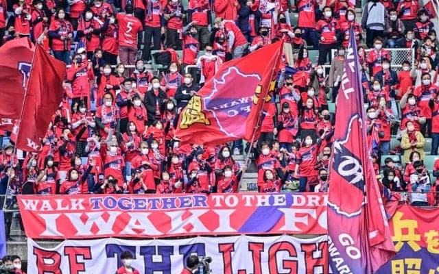 ｢ほぼキックオフ位置から!?｣J2舞台で生まれたベッカム彷彿の“50m超ロング弾”に脚光！｢なんじゃこりゃ｣｢J2年間ベストゴールだろ｣｢判断力がスーパー｣の声