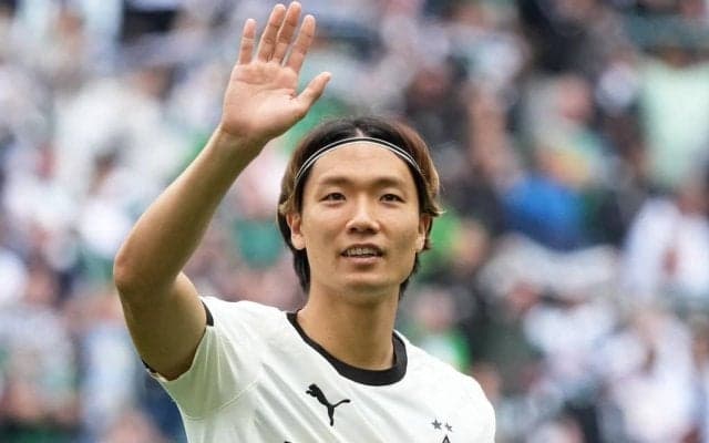 ｢えー京都に来てはるん｣日本代表DF板倉滉の名物｢鴨川等間隔｣体育座りショットが話題！｢ちょこんとしてて可愛い｣｢風景に馴染んでますね｣の声