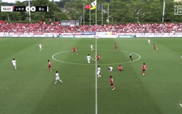 嘘だろ！？“50m超スーパーゴラッソ”にSNS沸騰「J2年間ベストゴール」「ベッカム級」「ノーバウンドは凄い」いわきMF大西悠介がハーフウェーラインから豪快弾