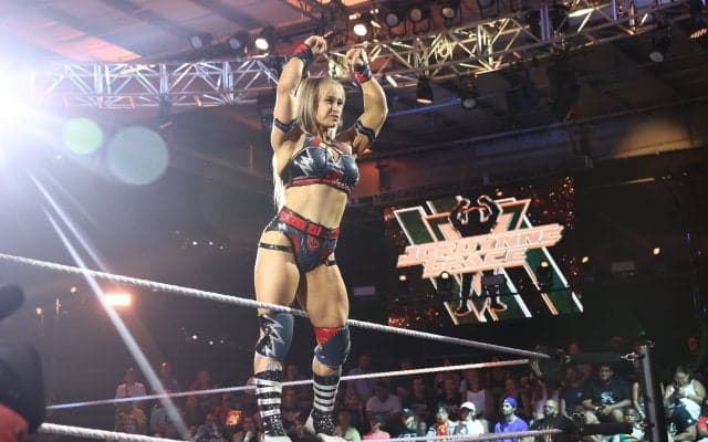 プロレス界きっての“バキバキ筋肉女子”、まるで彫刻のようなムキムキ全身自撮りが話題…トレーニング中の圧巻写真に「こんな体になりたい」