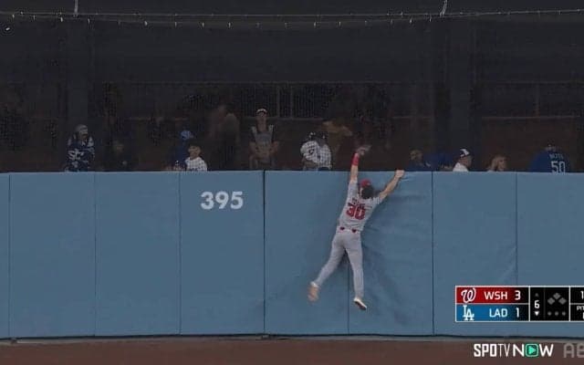 ホームランキャッチを回避！ド軍捕手・スミスのギリギリ弾に「うお危ねえ！」「グラブ当たってたｗ」の声 打った本人も“ホッ”の一発