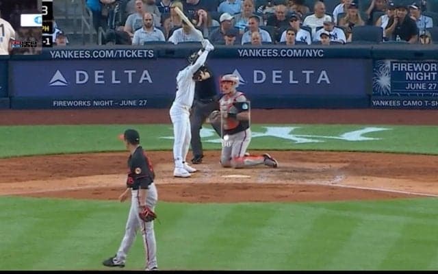 一体、何が起きた…！？ 菅野智之の魔球で“異変”「これは打てない」相手打者がバット持ったまま止まって動けなくなる