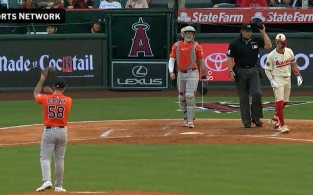 球場騒然！ 死球にブチギレ… あわや乱闘「ヤバすぎ」「怖え」 打者が大激怒して詰め寄る→投手も“逆ギレ応戦”… 両軍が入り乱れる緊急事態