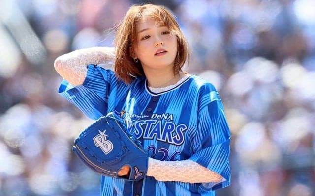 ミニスカで美女が“豪快投球”　強風でユラユラと…ファンも「ひらりとした瞬間ドキッって」