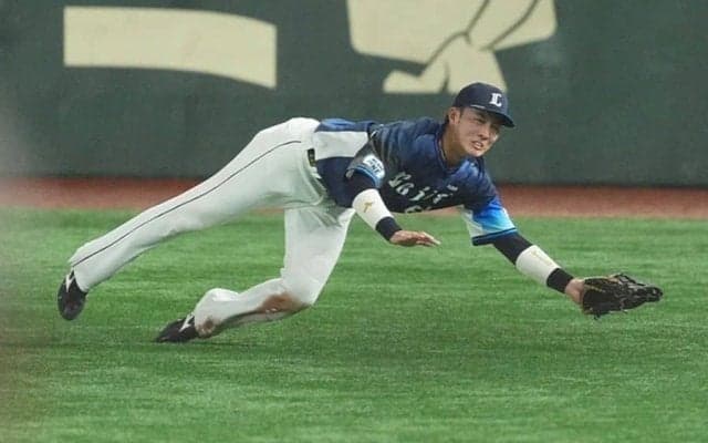 敵も舌を巻く“超絶美技”に「カッコよすぎて惚れる」　チームを救った衝撃ダイブは「メジャー級」