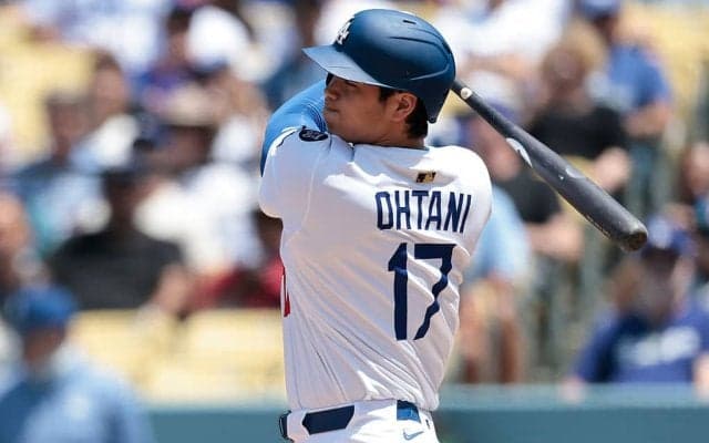 大谷翔平、8戦ぶり26号2ランで日米通算300号に王手 “リアル二刀流”669日ぶりホームランに本拠地熱狂 リプレイ検証で判定覆りHRに