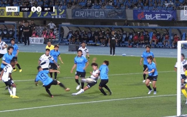 「あんな狭い場所で…」難易度マックスの“反転ボレー弾”が話題！「月間ベストゴール濃厚？」神戸FWが古巣川崎からゴラッソ「恩返しがすぎるよ…」