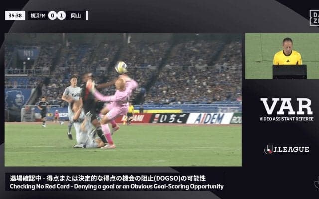 「DOGSOだろ！」「わざとじゃない」Jリーグの“難解すぎるシーン”にSNS騒然！３選手が衝突→PA外でGKの手にボールが当たった一部始終「むずかしすぎる判定」
