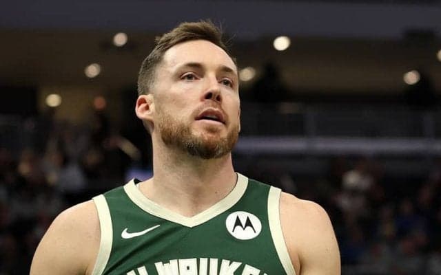 32歳のベテラン、パット・カナトンがプレーヤーオプションを行使してバックス残留へ