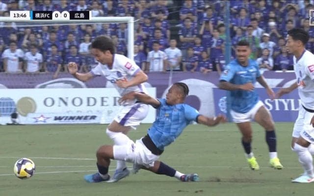 「レッドだろ！」強烈\"蟹挟みタックル\"炸裂でスタジアム騒然→小競り合いに「ガッツリ行ったな」危険過ぎるスライディングにファンから大ブーイング