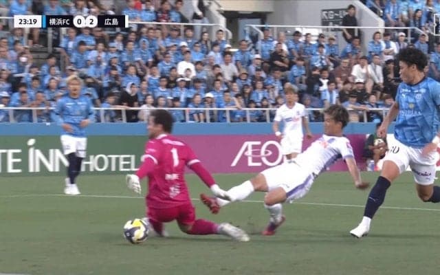 「今のミスきついね」ファン落胆…DF2人の連続エラーで相手FWにアシスト→痛恨失点の瞬間「水撒いてる影響？」