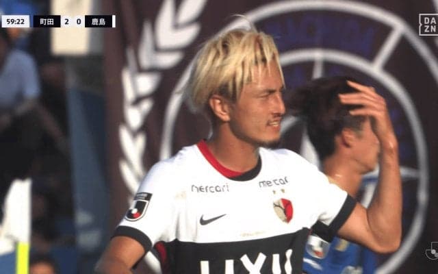 「イライラしちゃいかん」鈴木優磨の“無理やり引き起こし”に鹿島ファン騒然！「カード出てもおかしくないよ」倒れた相手のユニホームを掴んで離した瞬間