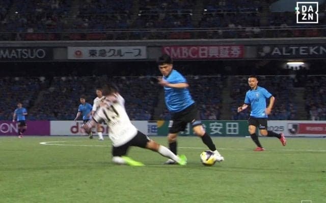 「何じゃそりゃ！」川崎Fの“絶対に取れないダブルタッチ”連発にファン大興奮「理不尽アニメみたい」「置き所が深すぎる」宮城天＆大島僚太が魅せた瞬間