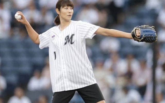 「透明感ありますね！」ZOZOマリンで元日本代表アスリートが登場した＂本気の＂始球式が話題　「ミットに収まったときの音が凄かった」